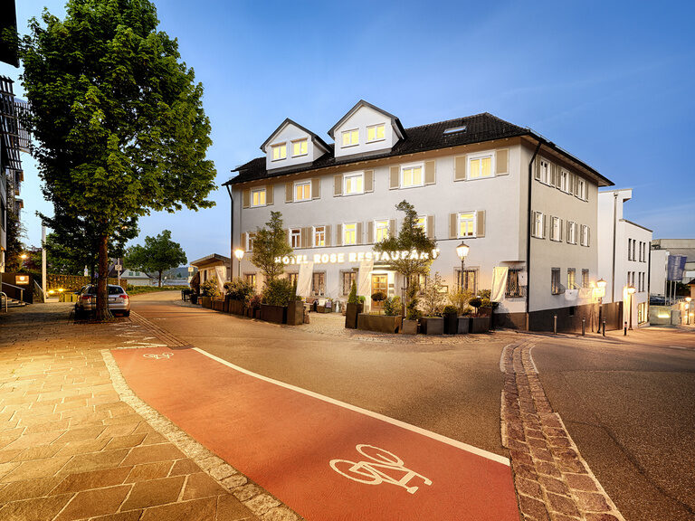 Abendlicher Blick von der Straße auf das beleuchtete Hotel Rose und Restaurant Maerz in Bietigheim-Bissingen