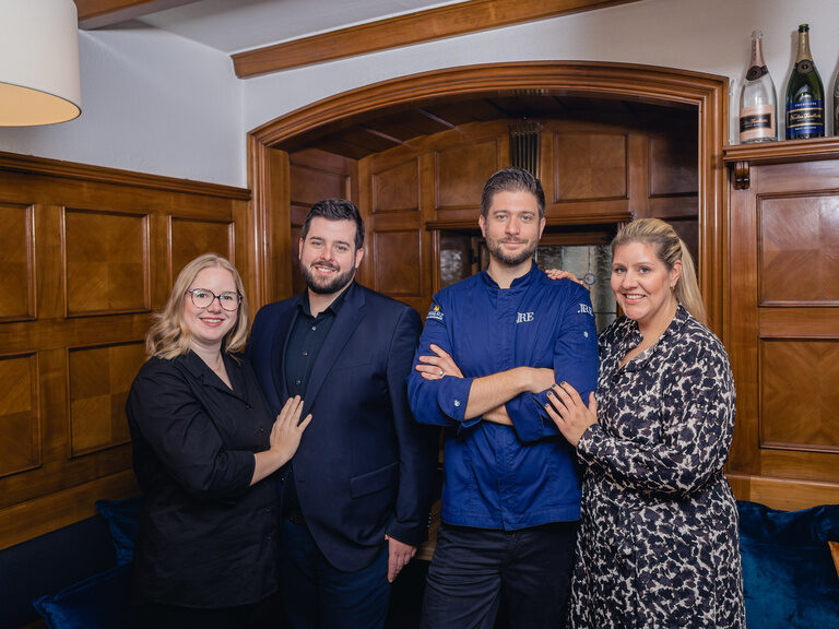 Benjamin und Christian Maerz mit ihren Partnerinnen – das Team hinter Restaurant Maerz und Hotel Rose