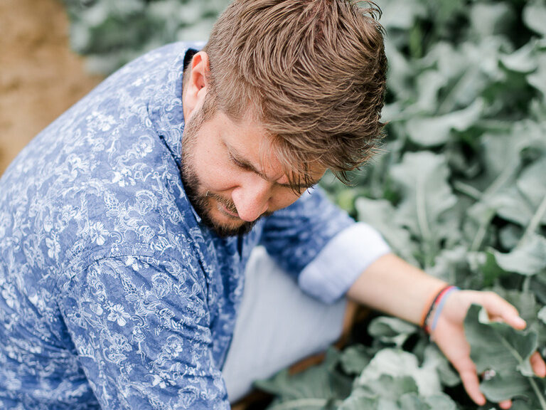 Sternekoch Benjamin Maerz bei der Begutachtung von frischem, regionalem Gemüse für das Restaurant Maerz in Bietigheim-Bissingen