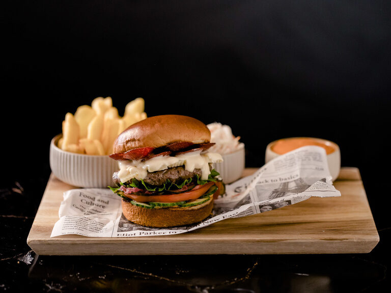 Leckerer Burger mit Pommes aus dem Maerz Burger-Konzept in Bietigheim-Bissingen