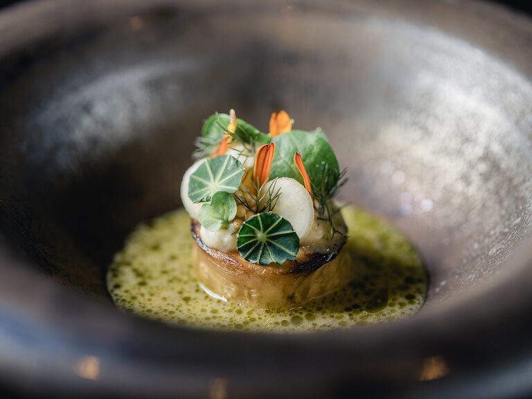 Kreativ angerichtete Fine-Dining-Komposition im Restaurant Maerz
