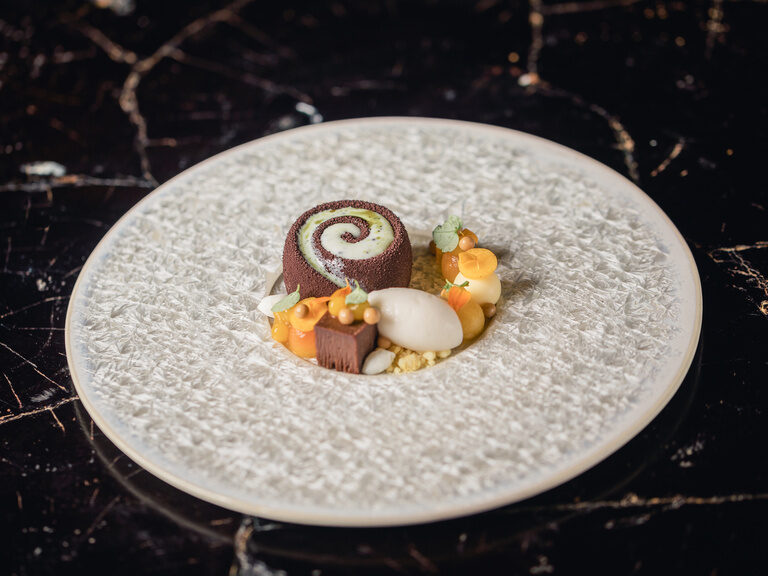 Feine Dessertkreation aus der Sterneküche des Restaurant Maerz in Bietigheim-Bissingen