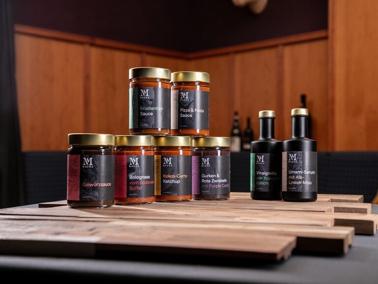 Hausgemachte Feinkostprodukte von Maerz & Maerz im Glas – Pasta-Saucen, Bolognese und Kokos-Curry-Ketchup stilvoll präsentiert