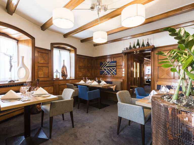 Innenansicht des Restaurant Maerz in Bietigheim-Bissingen mit stilvoll eingedeckten Tischen