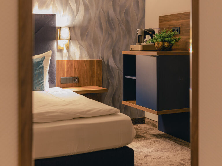 Spiegelung eines modern eingerichteten Hotelzimmers im Hotel Rose von Maerz & Maerz in Bietigheim-Bissingen