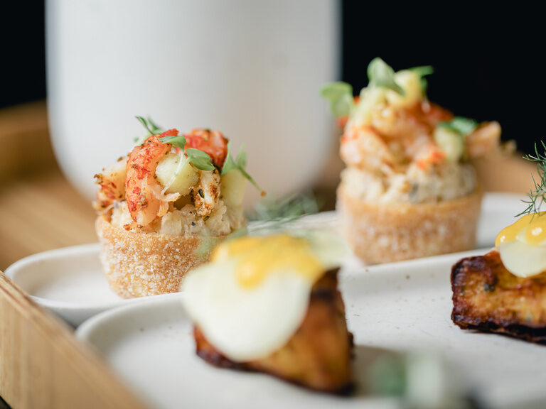 Detailaufnahme mehrerer kunstvoll angerichteter Häppchen aus der Sterneküche im Restaurant Maerz