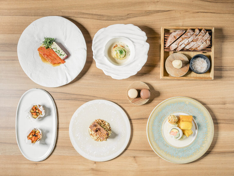 Blick auf ein Sterneessen im Restaurant Maerz mit vielfältigen Zutaten und raffiniert angerichteten Einzelgerichten