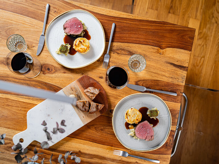 ufsicht auf ein Sternegericht im Restaurant Maerz – feines Fleisch, besonderes Brot und moderne Tellerpräsentation