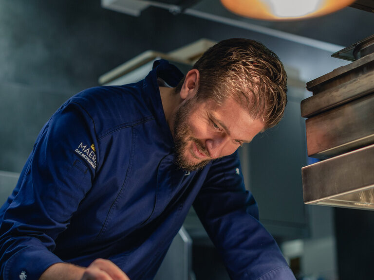 Sternekoch Benjamin Maerz bei der Zubereitung in der Restaurantküche von Maerz & Maerz in Bietigheim-Bissingen