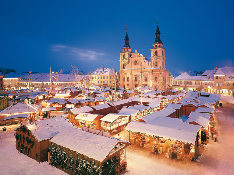 Der malerische Stadtblick in Stuttgart bei Nacht mit festlicher Weihnachtsbeleuchtung.
